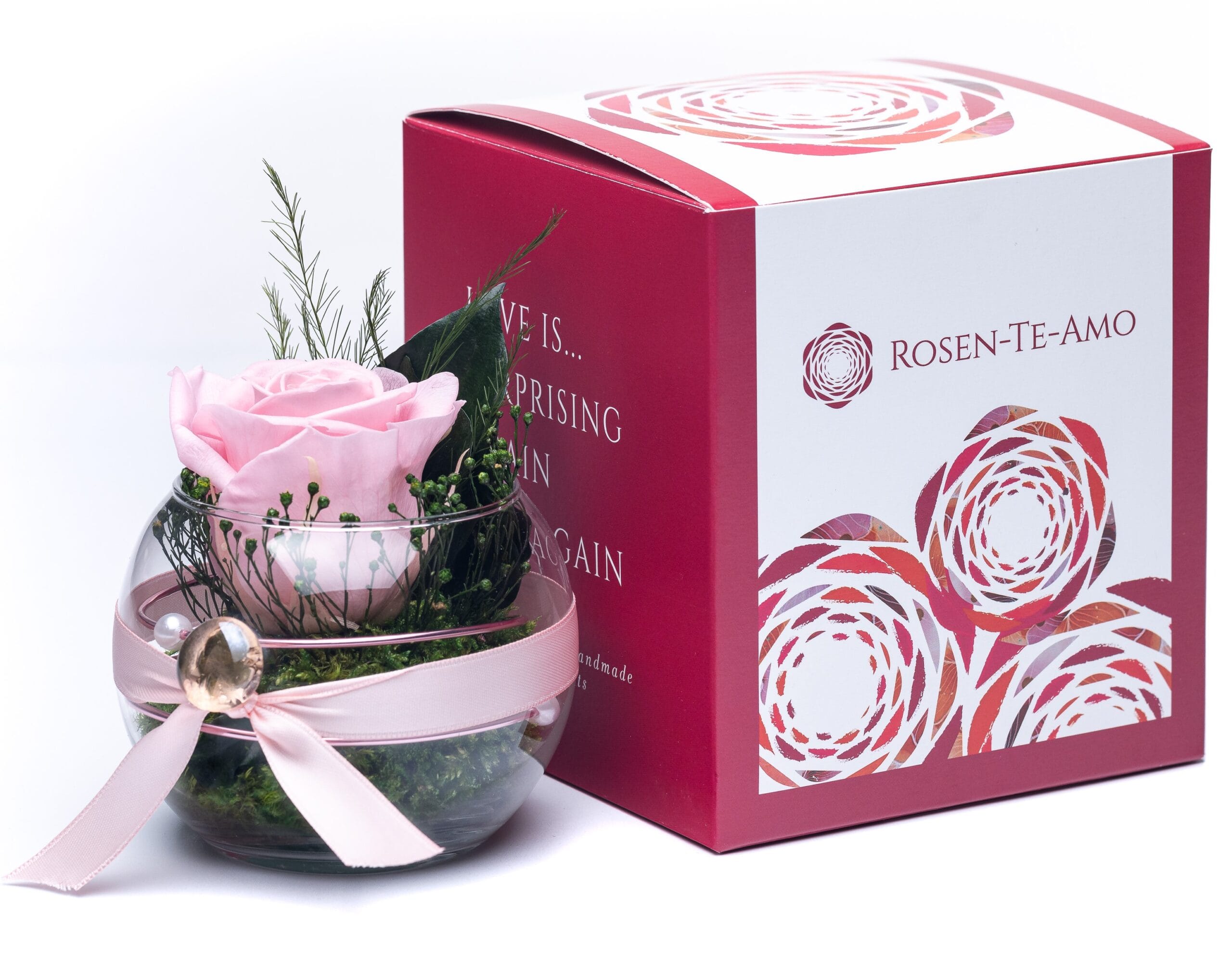 Rosen-Te-Amo Konservierte Rose im Glas pink - Rosengesteck rosa mit Moos und Fogliage außen verziert mit einem rosa Geschenkband und einem transparenten Dekostein Rosenbox