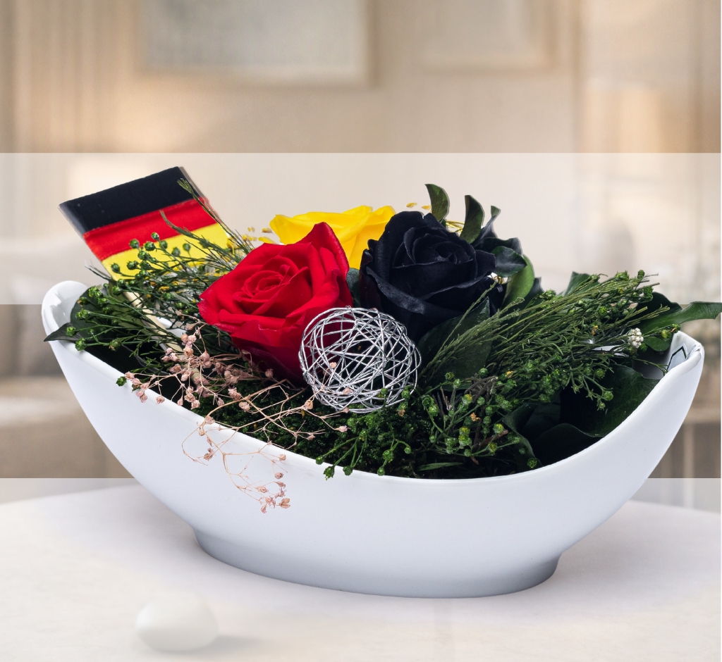 Konservierte Rosen in Keramikvase deutsche Flage Farbe